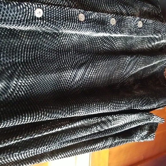 Chico's rayon and silk burnt-out velvet blouse in gold and black, Size 1 - Picture 3 of 4